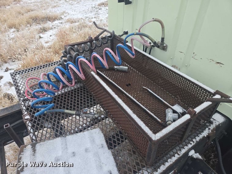 image for item ES2608 1987 International S1700 semi truck