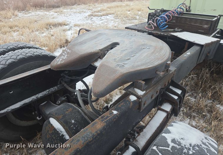 image for item ES2608 1987 International S1700 semi truck