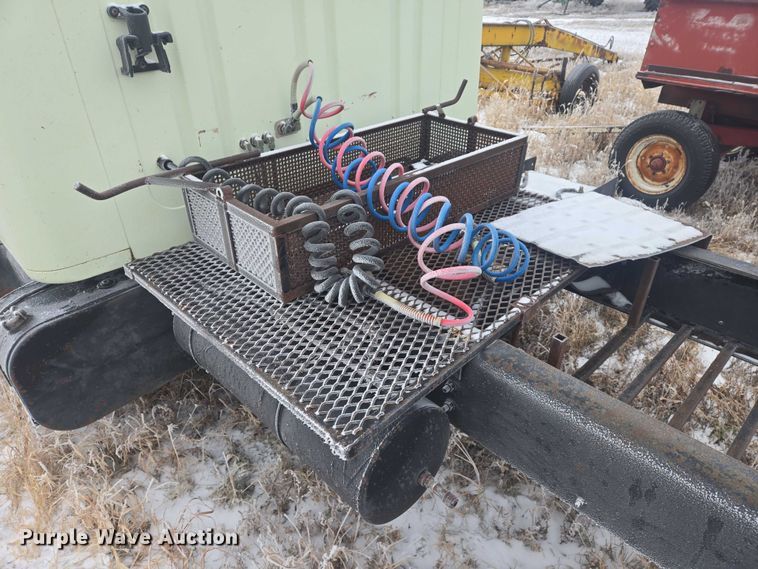 image for item ES2608 1987 International S1700 semi truck