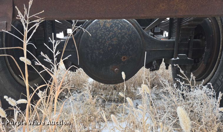 image for item ES2608 1987 International S1700 semi truck