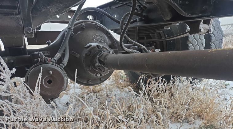 image for item ES2608 1987 International S1700 semi truck