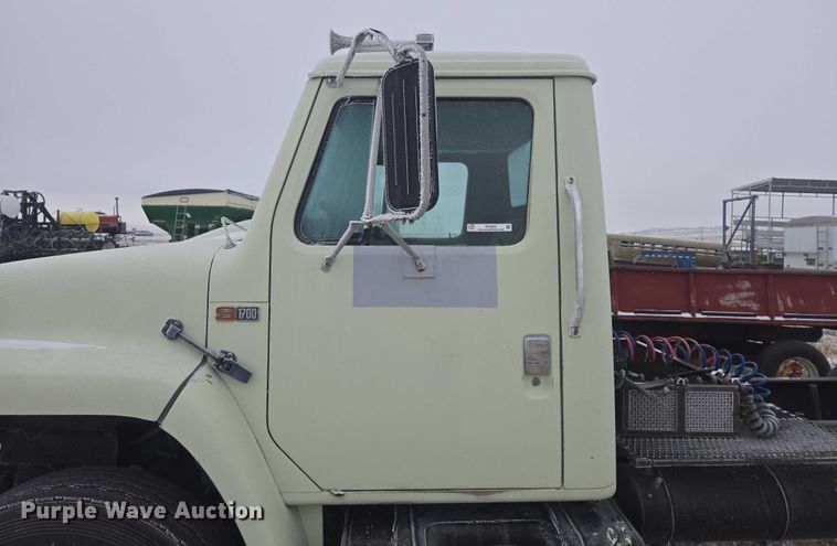 image for item ES2608 1987 International S1700 semi truck