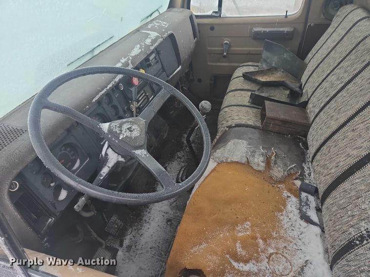 image for item ES2608 1987 International S1700 semi truck