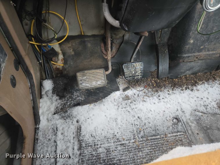 image for item ES2608 1987 International S1700 semi truck