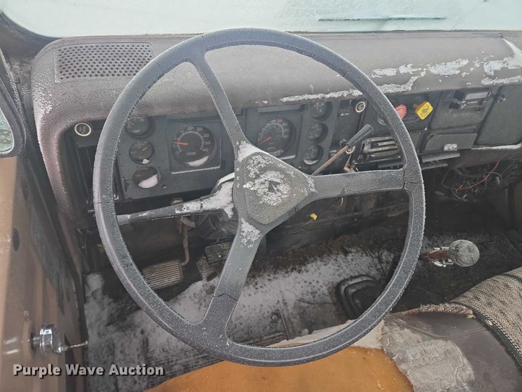 image for item ES2608 1987 International S1700 semi truck