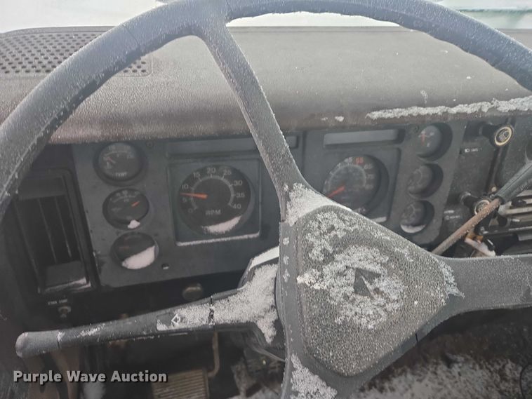 image for item ES2608 1987 International S1700 semi truck