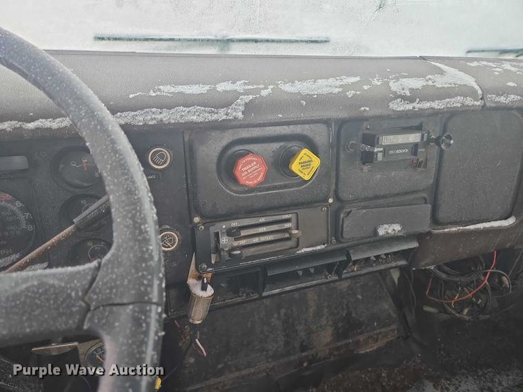 image for item ES2608 1987 International S1700 semi truck