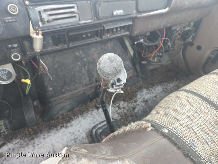 image for item ES2608 1987 International S1700 semi truck