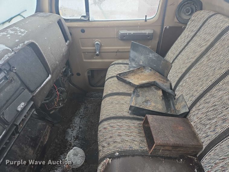 image for item ES2608 1987 International S1700 semi truck