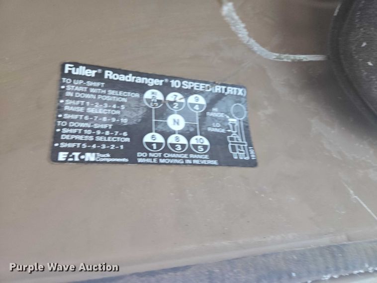 image for item ES2608 1987 International S1700 semi truck