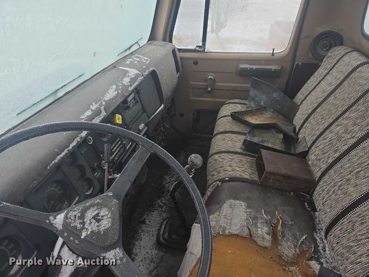 image for item ES2608 1987 International S1700 semi truck