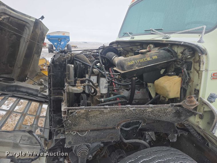 image for item ES2608 1987 International S1700 semi truck