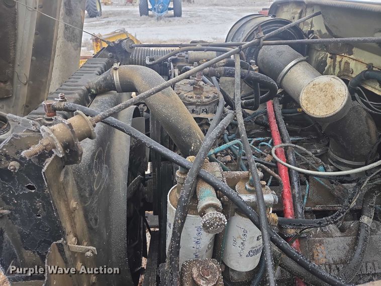 image for item ES2608 1987 International S1700 semi truck