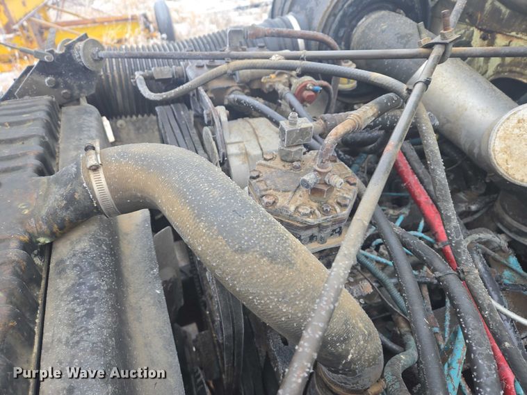 image for item ES2608 1987 International S1700 semi truck