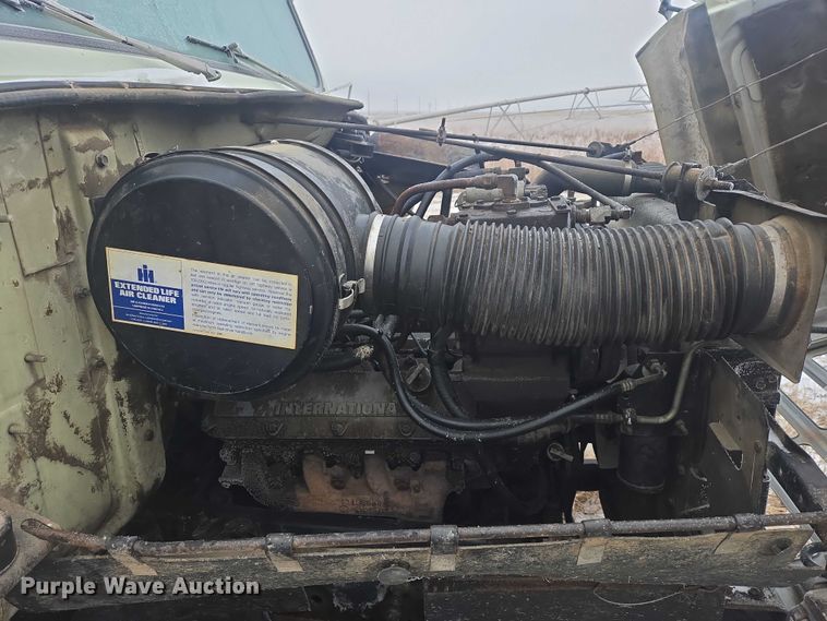 image for item ES2608 1987 International S1700 semi truck