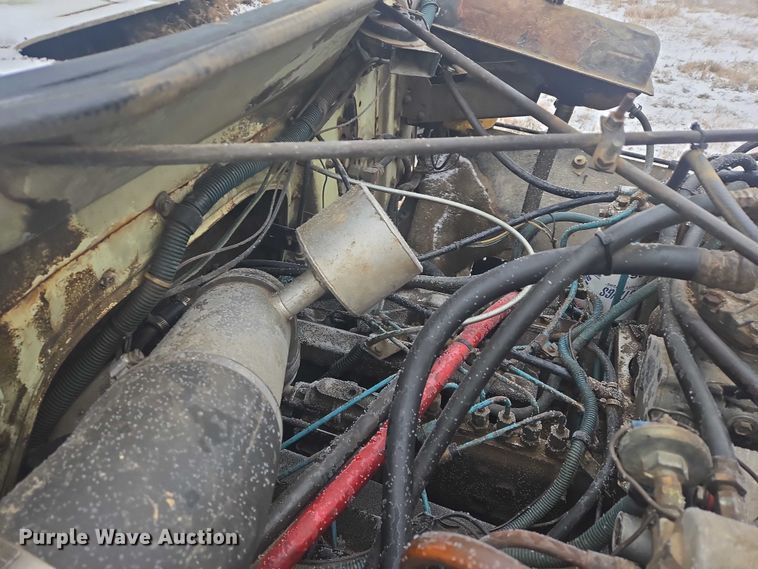 image for item ES2608 1987 International S1700 semi truck