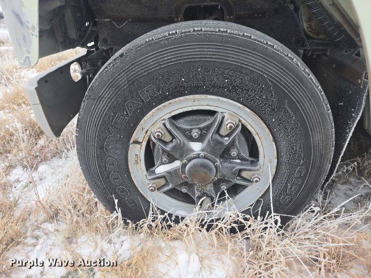 image for item ES2608 1987 International S1700 semi truck