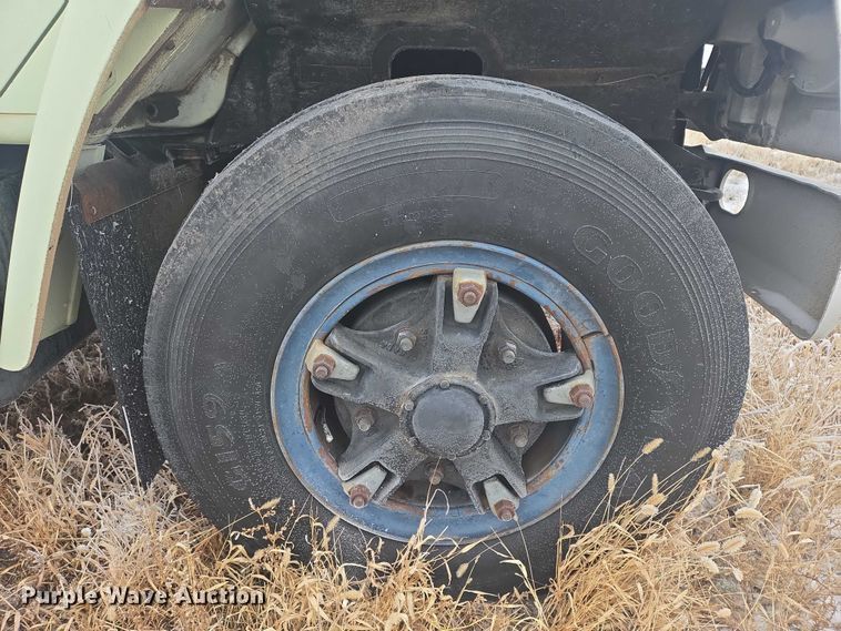 image for item ES2608 1987 International S1700 semi truck