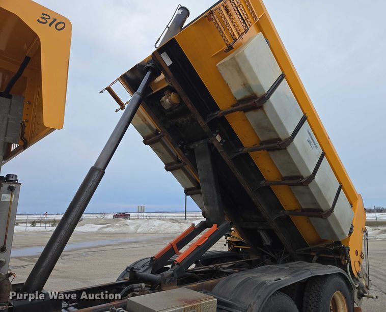 image for item ES2913 2012 International 7600 dump truck