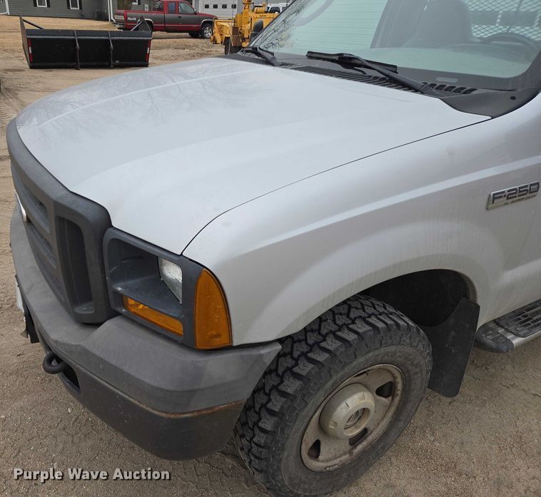 image for item ES2932 2005 Ford F250 pickup truck