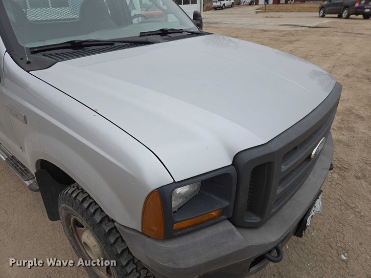 image for item ES2932 2005 Ford F250 pickup truck