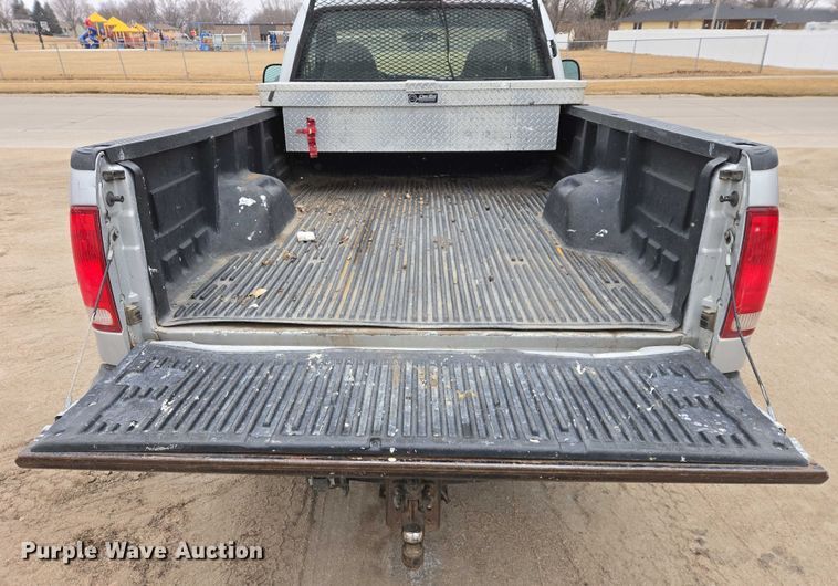 image for item ES2932 2005 Ford F250 pickup truck