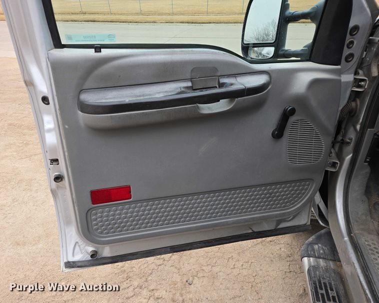 image for item ES2932 2005 Ford F250 pickup truck