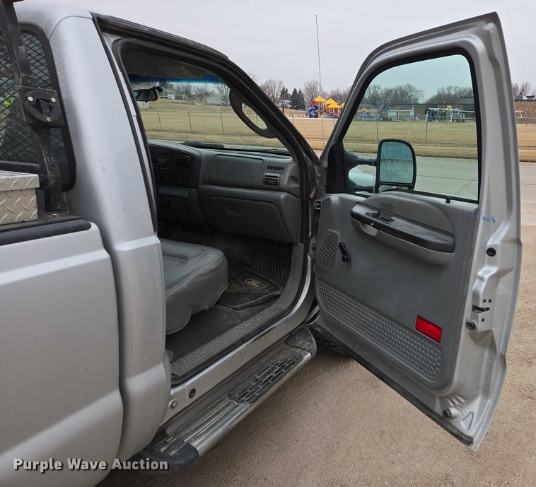 image for item ES2932 2005 Ford F250 pickup truck