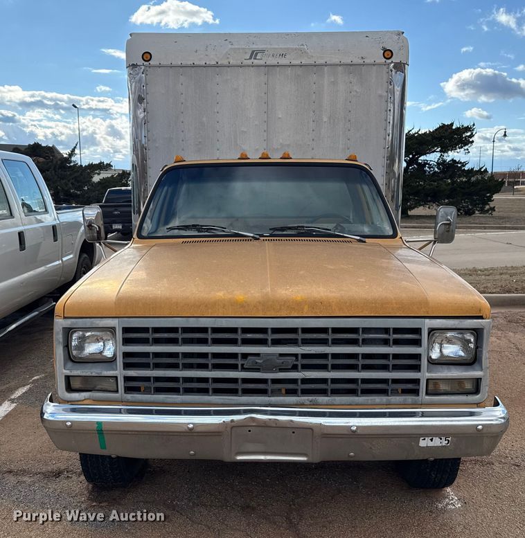 image for item ES5694 1989 Chevrolet Cheyenne 3500 box truck