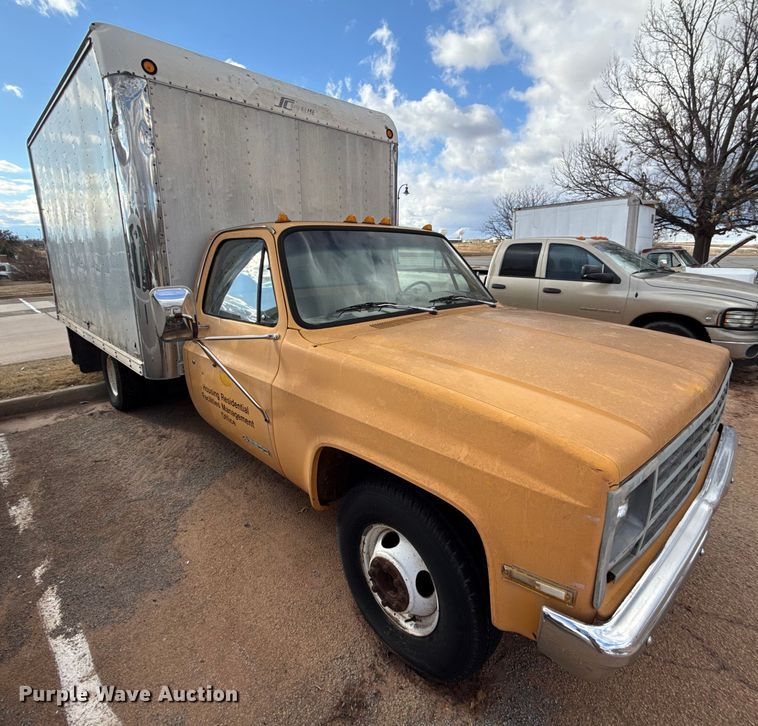 image for item ES5694 1989 Chevrolet Cheyenne 3500 box truck