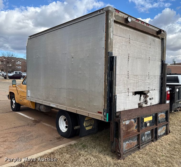 image for item ES5694 1989 Chevrolet Cheyenne 3500 box truck