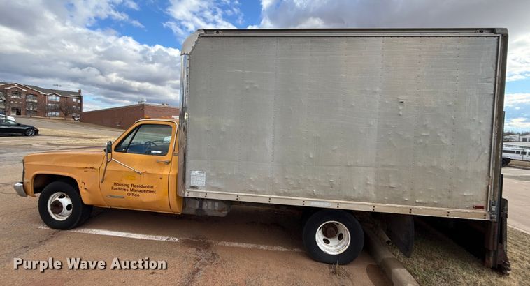 image for item ES5694 1989 Chevrolet Cheyenne 3500 box truck