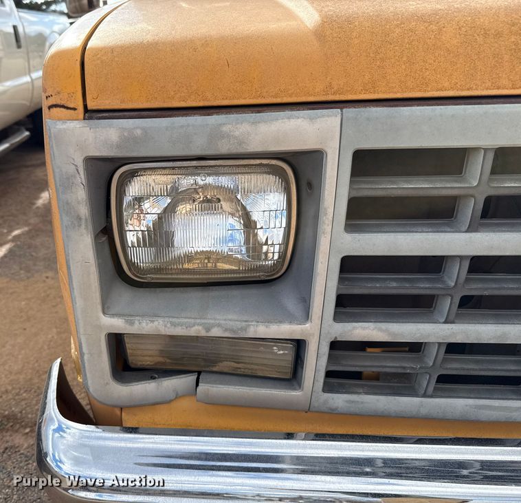 image for item ES5694 1989 Chevrolet Cheyenne 3500 box truck