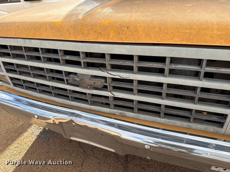 image for item ES5694 1989 Chevrolet Cheyenne 3500 box truck