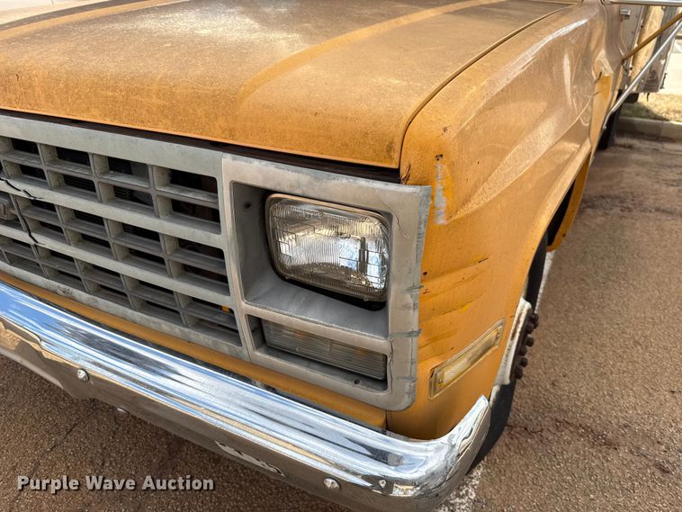 image for item ES5694 1989 Chevrolet Cheyenne 3500 box truck