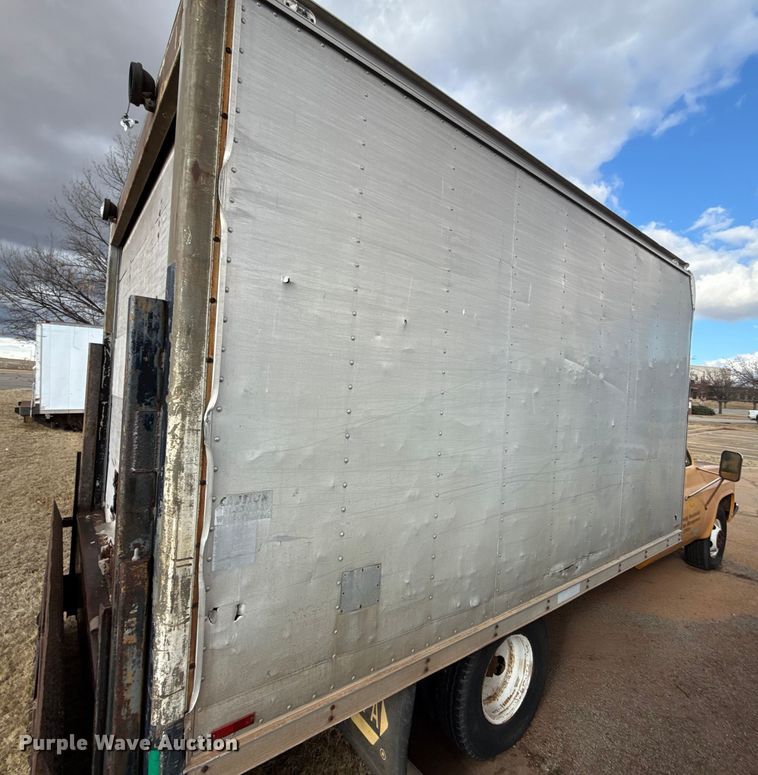 image for item ES5694 1989 Chevrolet Cheyenne 3500 box truck