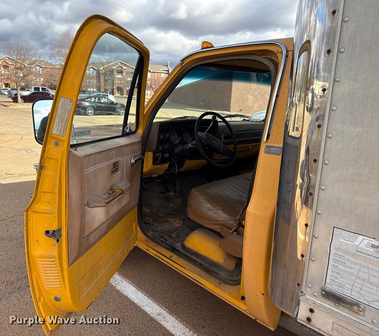 image for item ES5694 1989 Chevrolet Cheyenne 3500 box truck