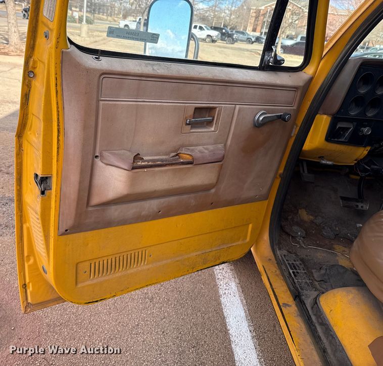 image for item ES5694 1989 Chevrolet Cheyenne 3500 box truck