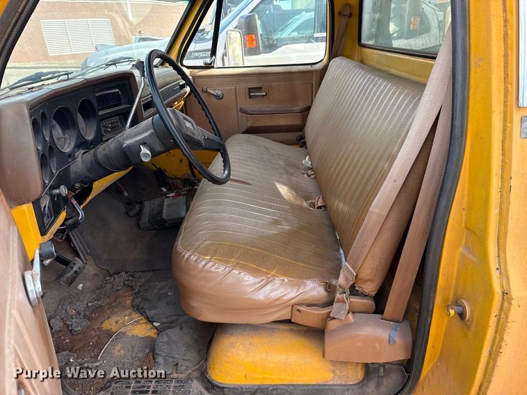 image for item ES5694 1989 Chevrolet Cheyenne 3500 box truck