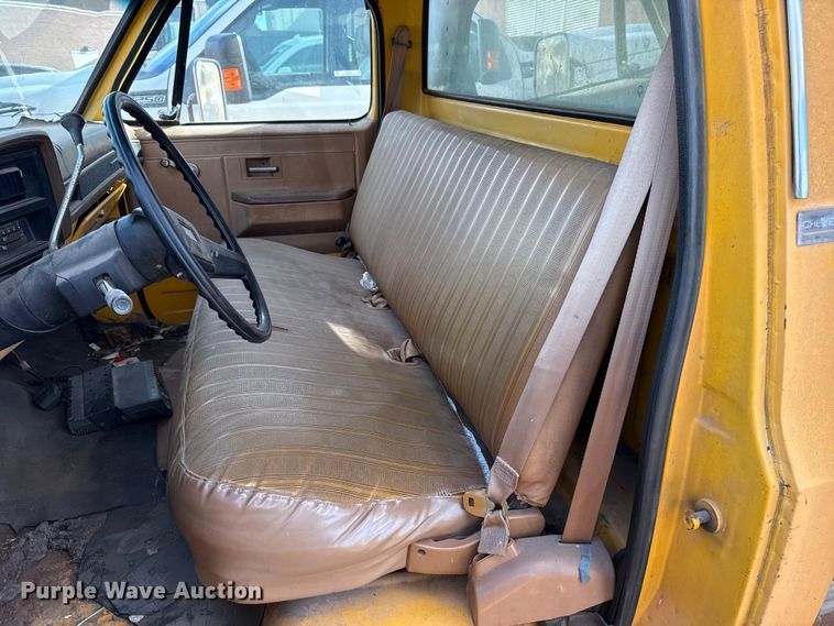 image for item ES5694 1989 Chevrolet Cheyenne 3500 box truck