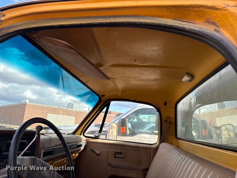 image for item ES5694 1989 Chevrolet Cheyenne 3500 box truck