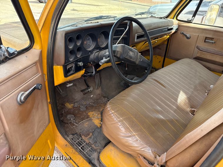 image for item ES5694 1989 Chevrolet Cheyenne 3500 box truck