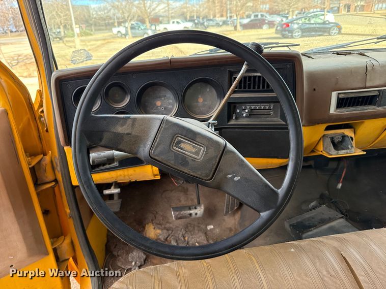 image for item ES5694 1989 Chevrolet Cheyenne 3500 box truck