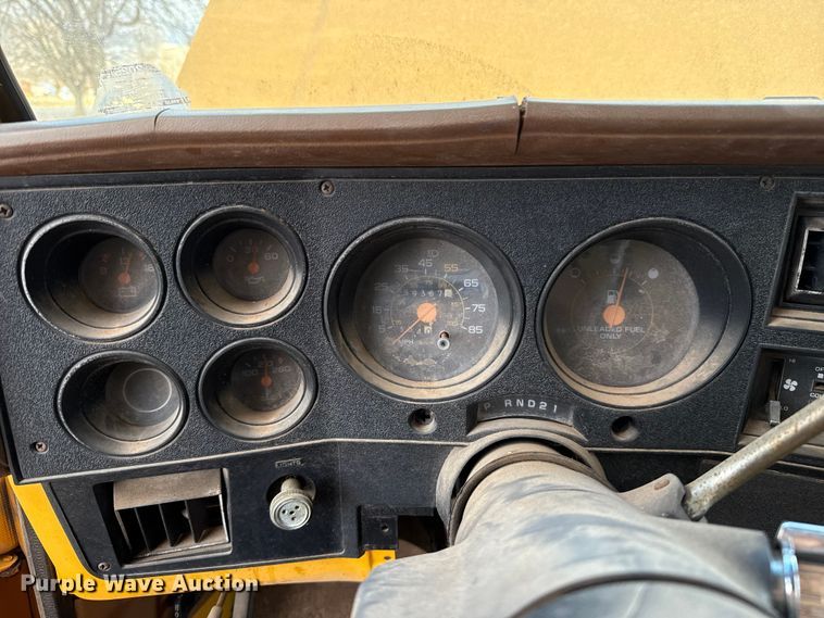 image for item ES5694 1989 Chevrolet Cheyenne 3500 box truck