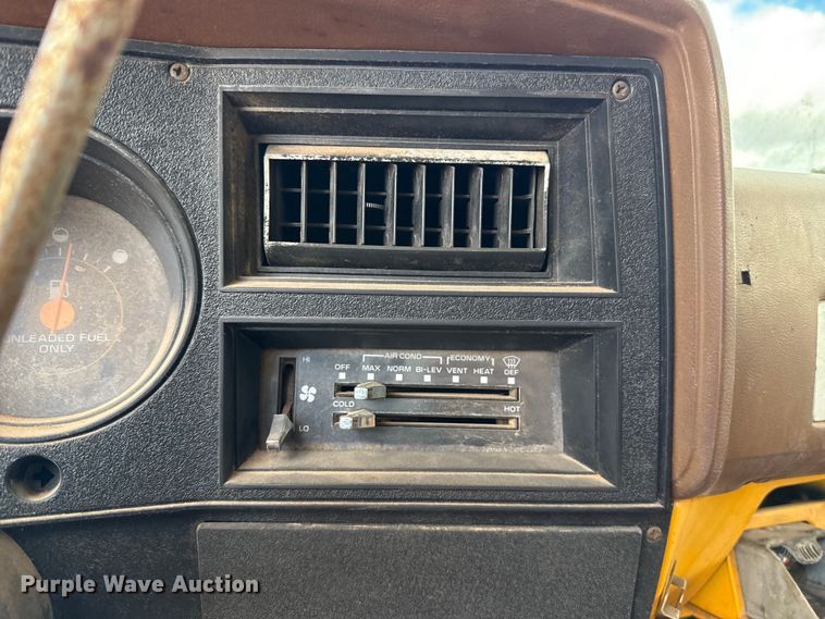 image for item ES5694 1989 Chevrolet Cheyenne 3500 box truck