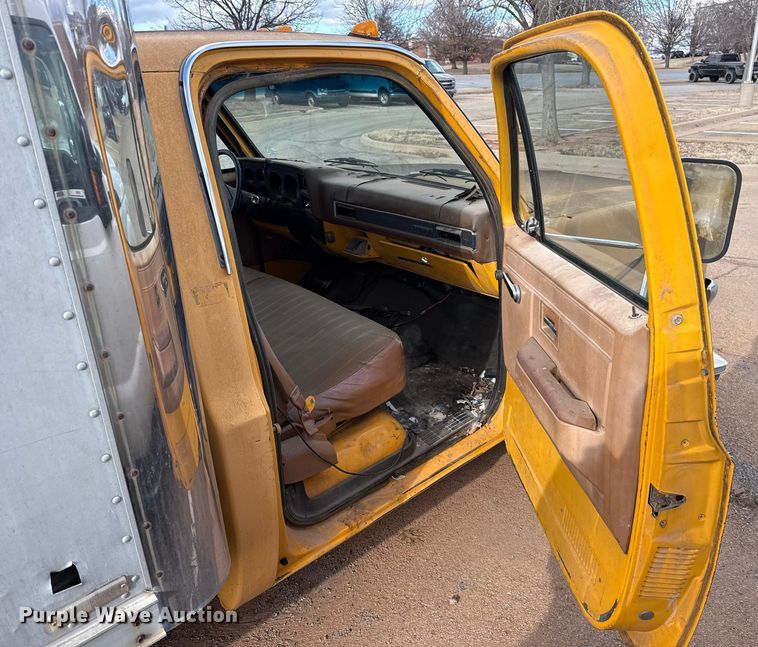 image for item ES5694 1989 Chevrolet Cheyenne 3500 box truck