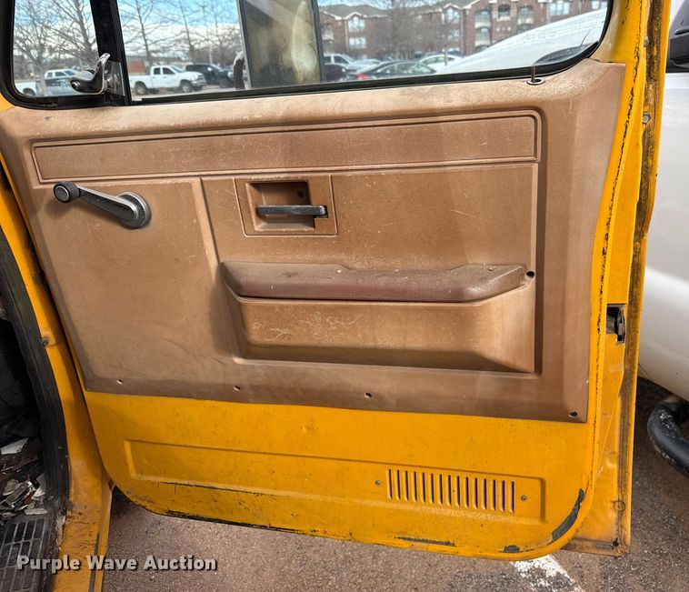 image for item ES5694 1989 Chevrolet Cheyenne 3500 box truck