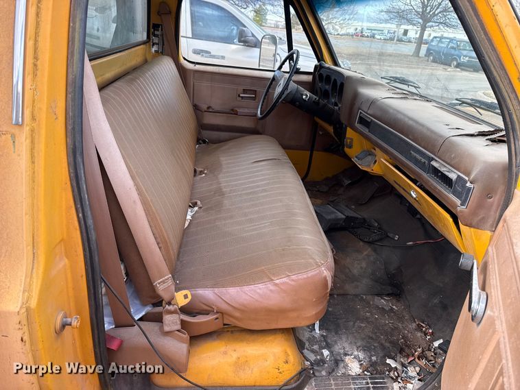 image for item ES5694 1989 Chevrolet Cheyenne 3500 box truck