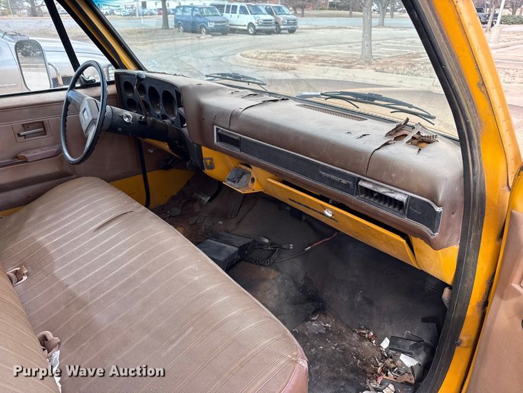 image for item ES5694 1989 Chevrolet Cheyenne 3500 box truck