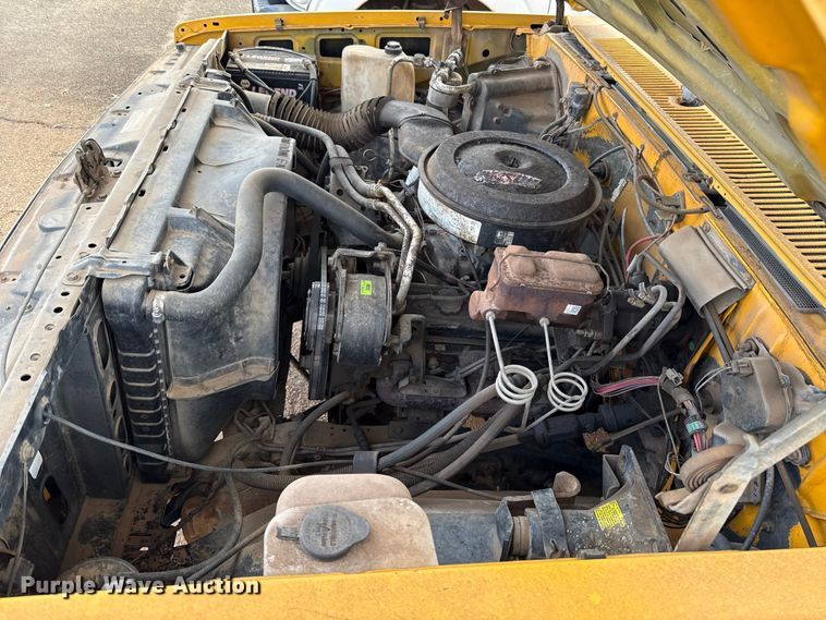 image for item ES5694 1989 Chevrolet Cheyenne 3500 box truck